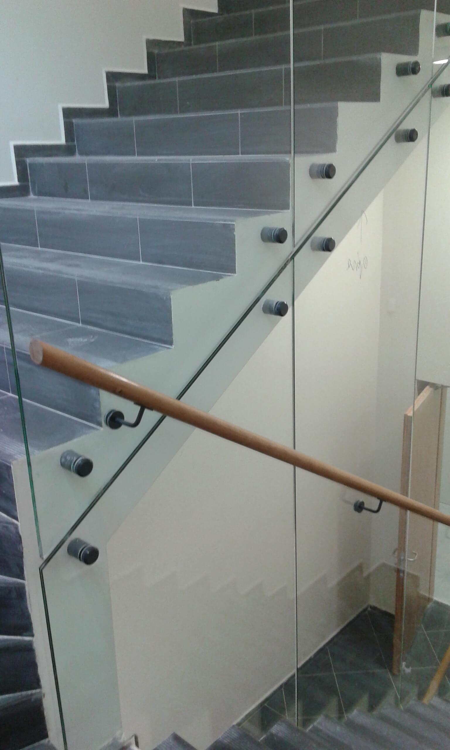 Profesjonalny montaż balustrad szklanych - co musisz wiedzieć?